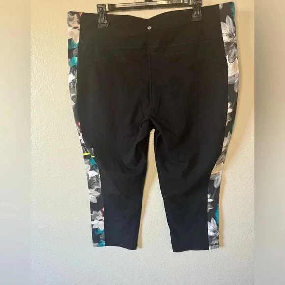 Xersion Capri Studio Leggings - Picture 6 of 8